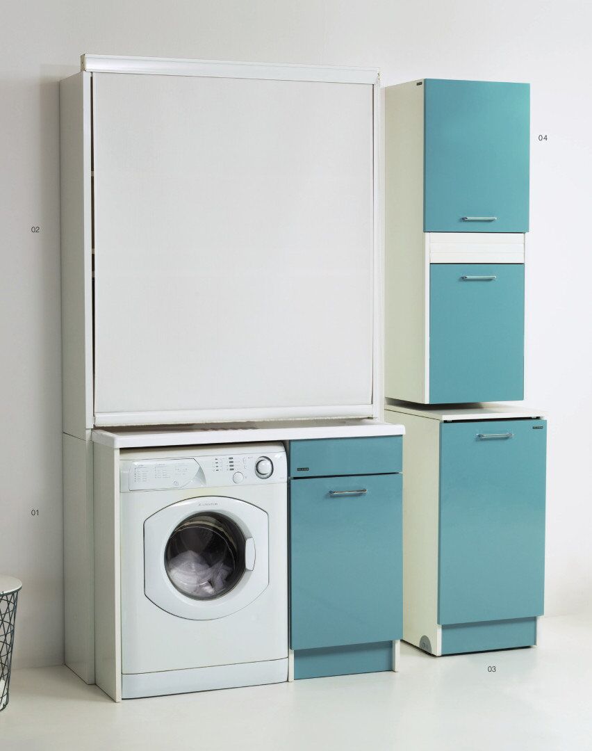 Una lavanderia con lavatrice e uno scaffale pieno di vestiti.